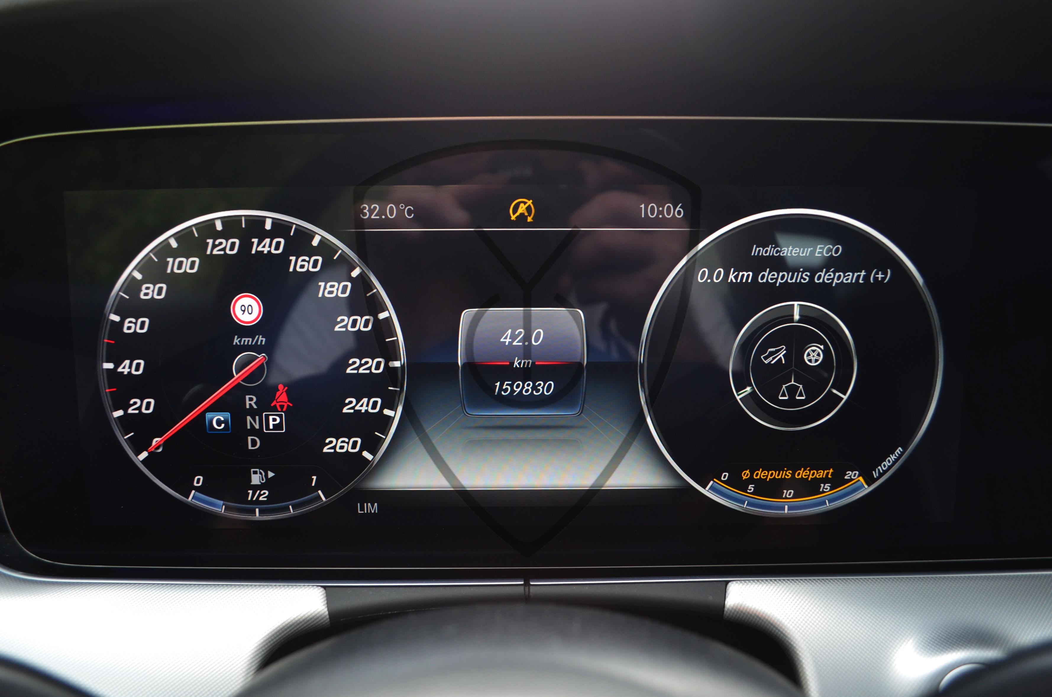 MERCEDES-BENZ-E220 — image 3